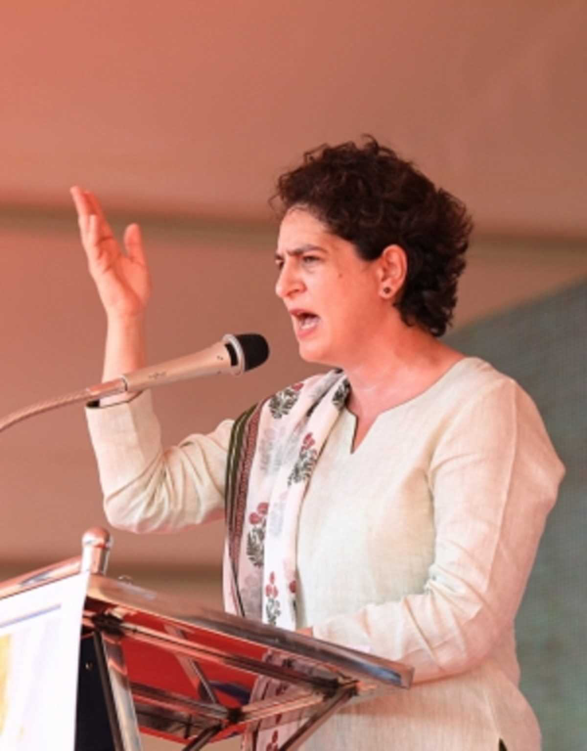 भाजपा सरकार का अहंकार बढ़ा, जूतों तले दबा रही महिला खिलाड़ियों की आवाज : प्रियंका गांधी भाजपा सरकार का अहंकार बढ़ा, जूतों तले दबा रही महिला खिलाड़ियों की आवाज : प्रियंका गांधी